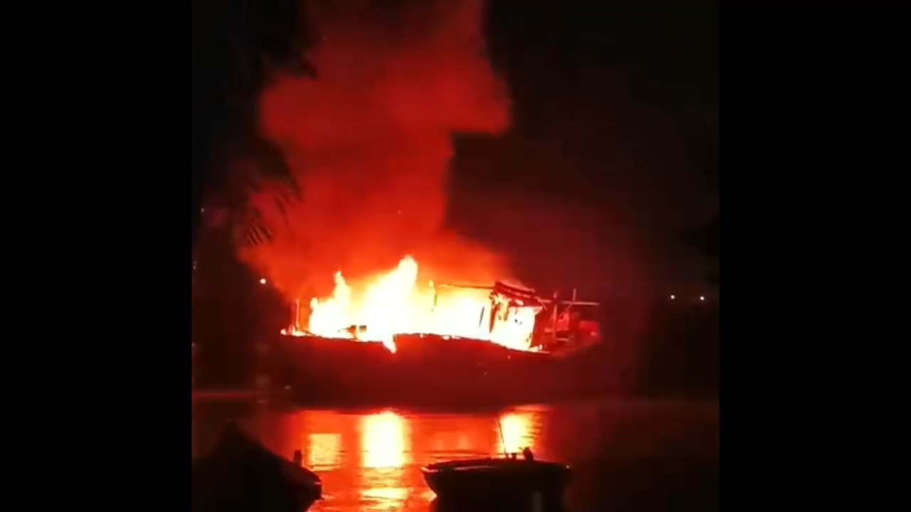 Hiện trường vụ cháy hai tàu cá.