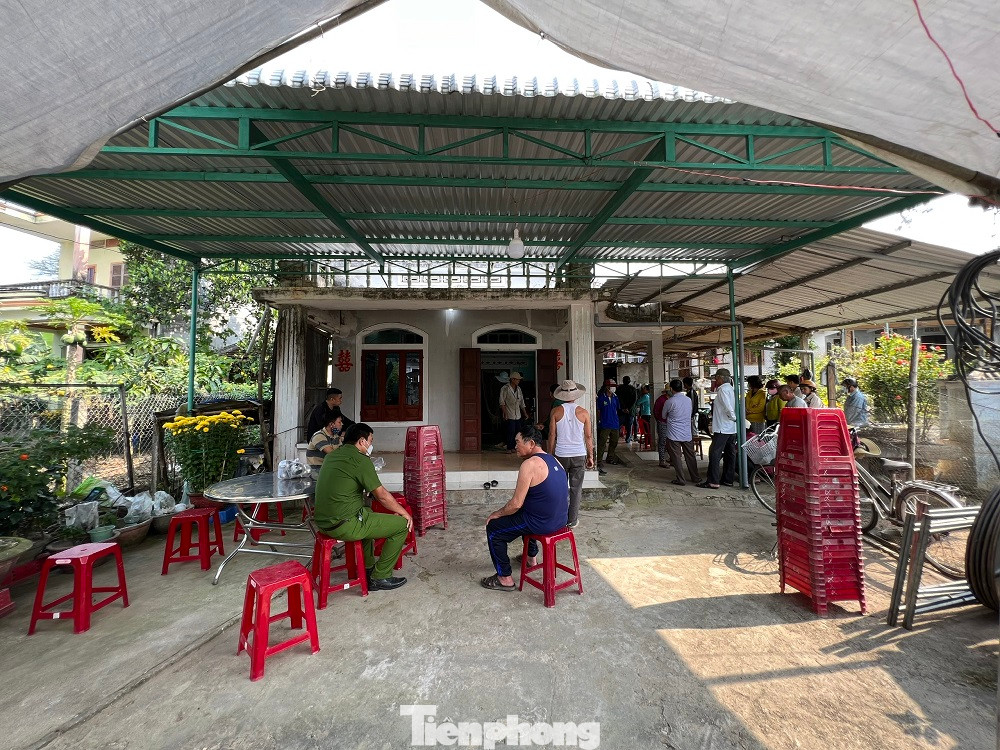 Bà Phạm Thị Khanh (trú thôn Thanh An, xã Nghĩa Phú, TP Quảng Ngãi) có chồng là ông Đặng L. (64 tuổi) - một trong số nạn nhân tử vong trong vụ tai nạn. Trong ngôi nhà cấp 4 đã cũ, người vợ ngồi bên hiên khóc lịm khi nhìn thấy thi thể chồng.