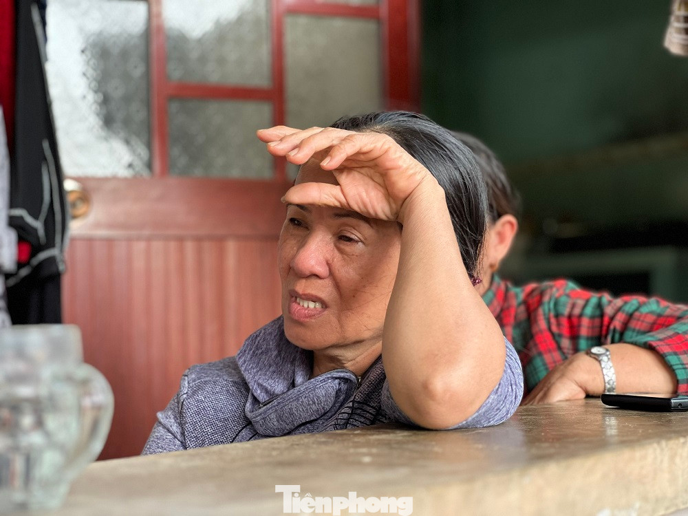 Bà Khanh cho biết: “Mấy ngày qua ông nói bị đau mắt, cô mới bảo đi khám đi. Khoảng 2 giờ sáng nay ông ra đường đón xe đi khám, nhưng chừng mấy phút ông quay lại lấy khẩu trang. Đến khoảng gần 4 giờ thằng con lớn kêu má ơi ba bị tai nạn, rồi nó lấy xe chạy ra. Một hồi nó điện về nói ba mất rồi…”.