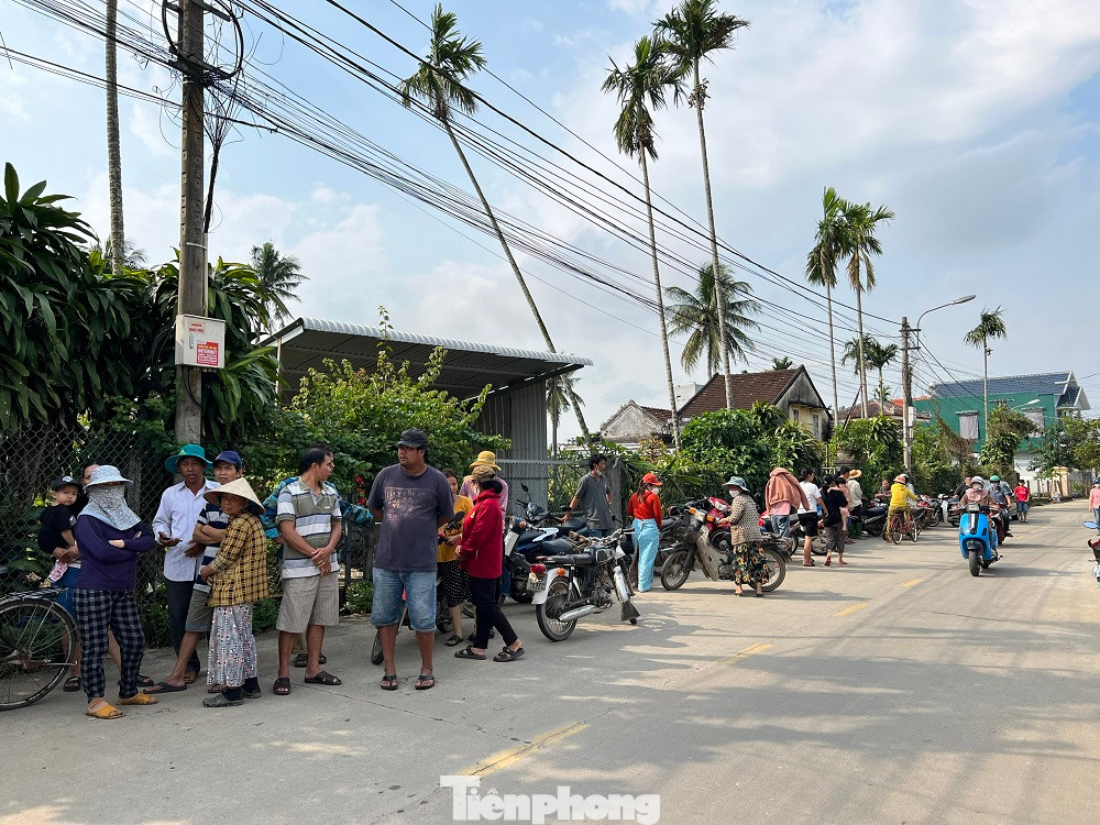 Bà con làng xóm đã tập trung ở gia đình các nạn nhân.