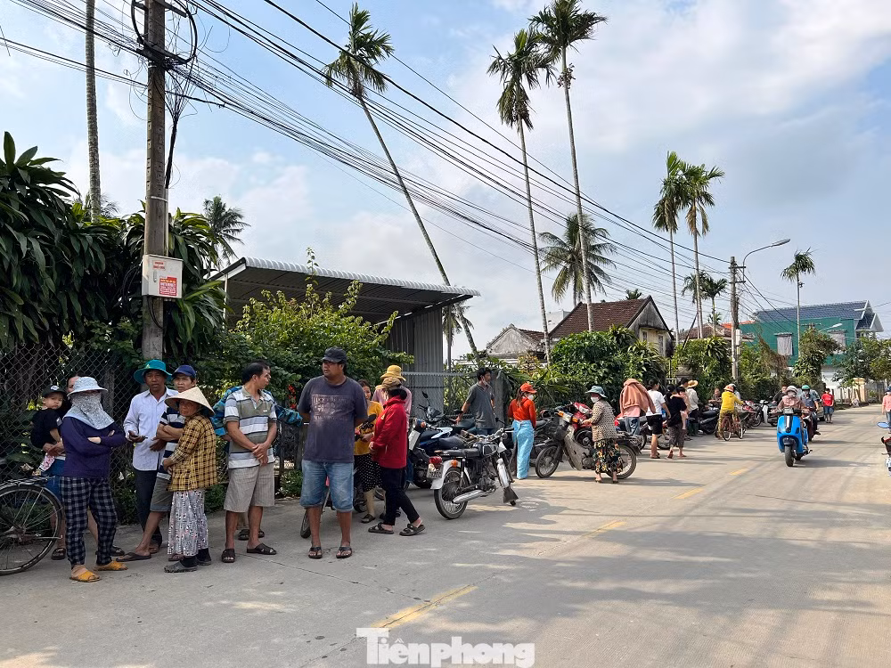 Bà con làng xóm đã tập trung ở gia đình các nạn nhân.
