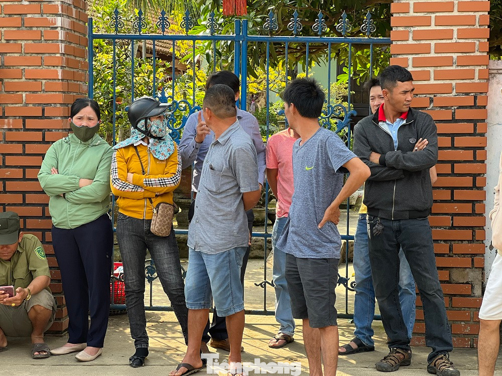 Cách đó không xa, chiếc xe cứu thương dừng lại trước cổng nhà ông Bạch Ngọc L. (64 tuổi, trú xã Nghĩa Hà). Lúc này bà con, hàng xóm đã đến chia buồn, ai nấy rơi nước mắt vì tiếng khóc nức nở của người thân ông L. Hàng xóm cho hay, ông L. đi bộ đội về và sống một mình không vợ con cho đến giờ. Nhà ông Nguyễn Luận (trú thôn Thu Xà, xã Nghĩa Hòa, huyện Tư Nghĩa) có vợ và con trai tử vong. "Con trai tôi đá banh bị đứt dây chằng, bệnh viện Đà Nẵng hẹn ra đó làm thủ tục để mổ. Sáng sớm hai mẹ con ra trước nhà đón xe đi Đà Nẵng. Lúc lên xe cả hai mẹ con vẫn còn vẫy tay tạm biệt, vậy mà bây giờ....”, ông Luận đau xót kể. Bà con lối xóm sang nhà ông hỗ trợ làm các thủ tục mai táng, động viên ông ổn định tâm lý trước mất mát quá lớn của gia đình.