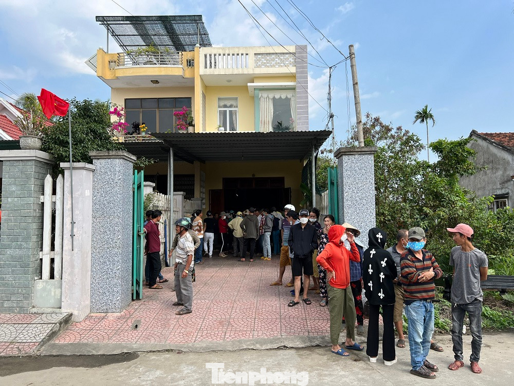 Sáng 14/2, những xóm làng ở vùng quê nghèo Nghĩa Hà, Nghĩa Phú, Nghĩa An (TP Quảng Ngãi) và Nghĩa Hòa (huyện Tư Nghĩa) chết lặng trước hung tin người thân, hàng xóm đột ngột ra đi sau tai nạn thảm khốc lúc sáng sớm.