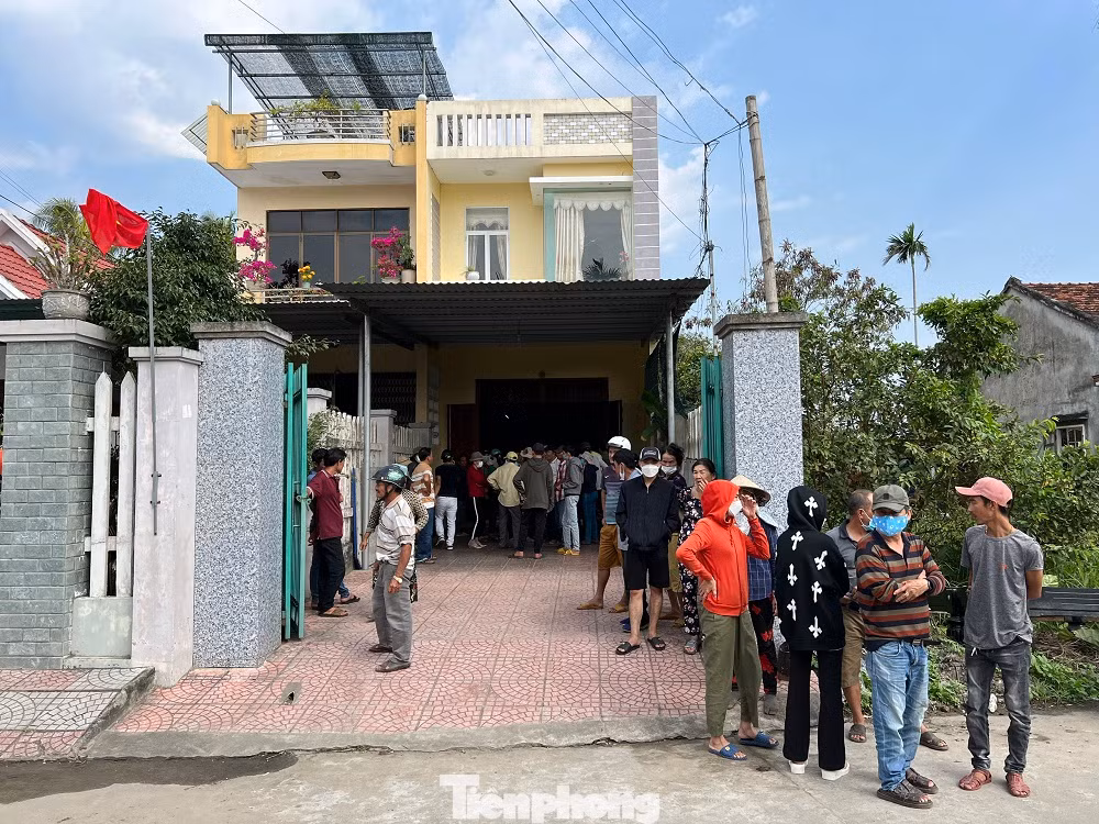 Sáng 14/2, những xóm làng ở vùng quê nghèo Nghĩa Hà, Nghĩa Phú, Nghĩa An (TP Quảng Ngãi) và Nghĩa Hòa (huyện Tư Nghĩa) chết lặng trước hung tin người thân, hàng xóm đột ngột ra đi sau tai nạn thảm khốc lúc sáng sớm.