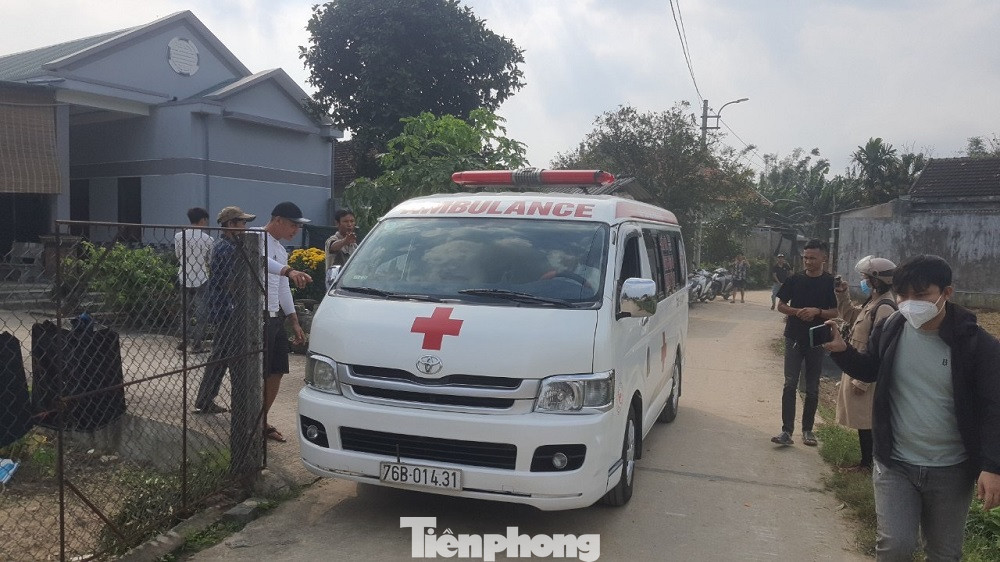 Liên quan đến vụ xe ô tô khách Quảng Ngãi chở người dân đi khám bệnh ở Đà Nẵng bị tai nạn giao thông xảy ra vào khoảng 4 giờ sáng ngày (14/2) tại Quảng Nam khiến 8 người chết, 12 người bị thương, đoàn xe đưa thi thể các nạn nhân tử vong đã về đến quê nhà ở Quảng Ngãi.