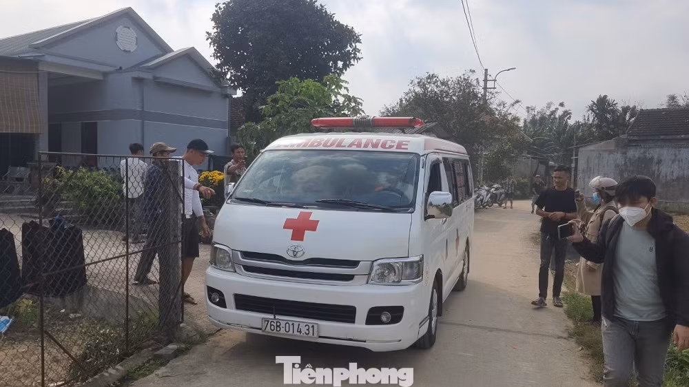 Liên quan đến vụ xe ô tô khách Quảng Ngãi chở người dân đi khám bệnh ở Đà Nẵng bị tai nạn giao thông xảy ra vào khoảng 4 giờ sáng ngày (14/2) tại Quảng Nam khiến 8 người chết, 12 người bị thương, đoàn xe đưa thi thể các nạn nhân tử vong đã về đến quê nhà ở Quảng Ngãi.