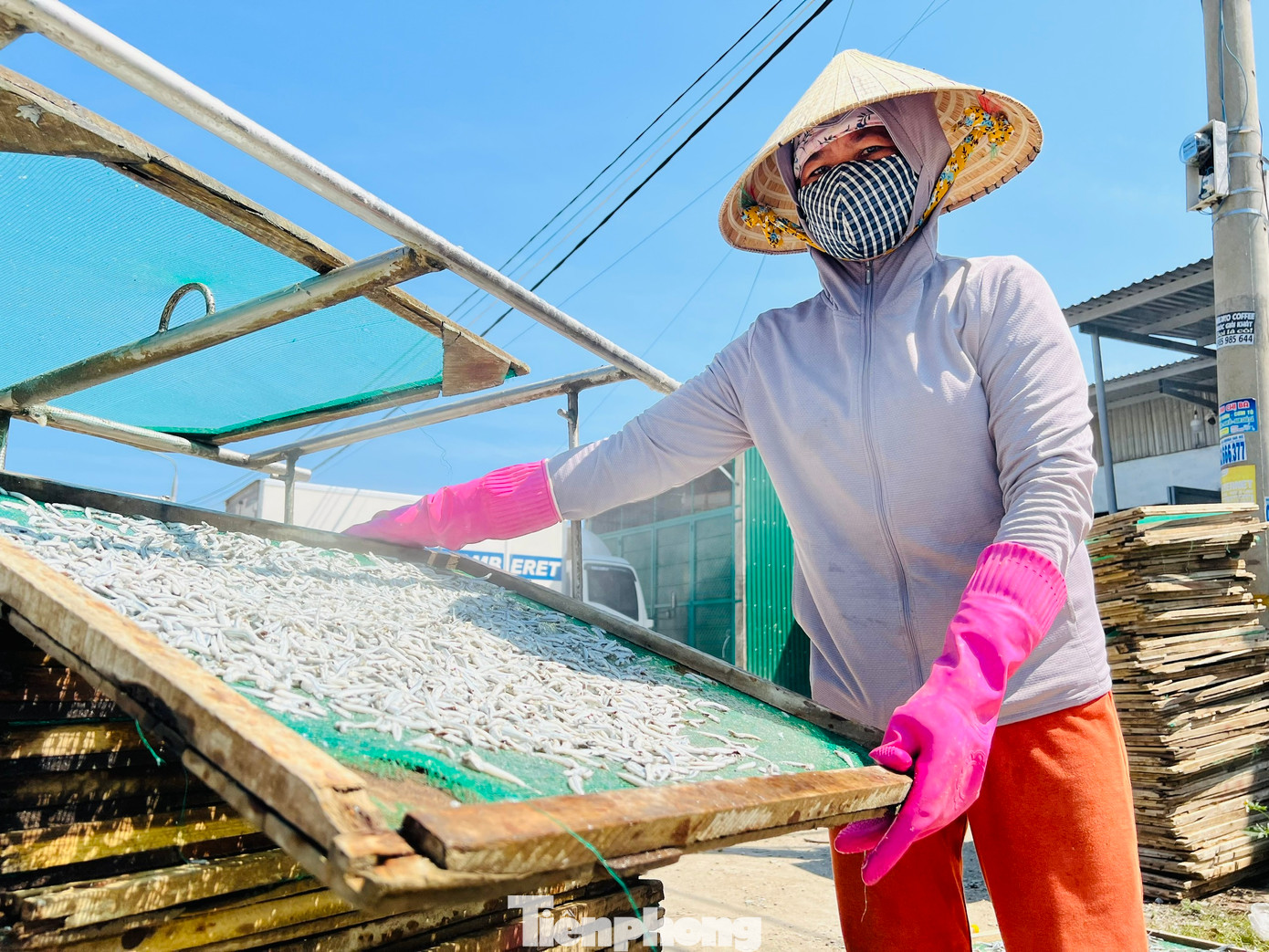Trung bình một ngày, mỗi lao động ở đây có thu nhập từ 100-300 ngàn đồng. Ảnh: Nguyễn Ngọc