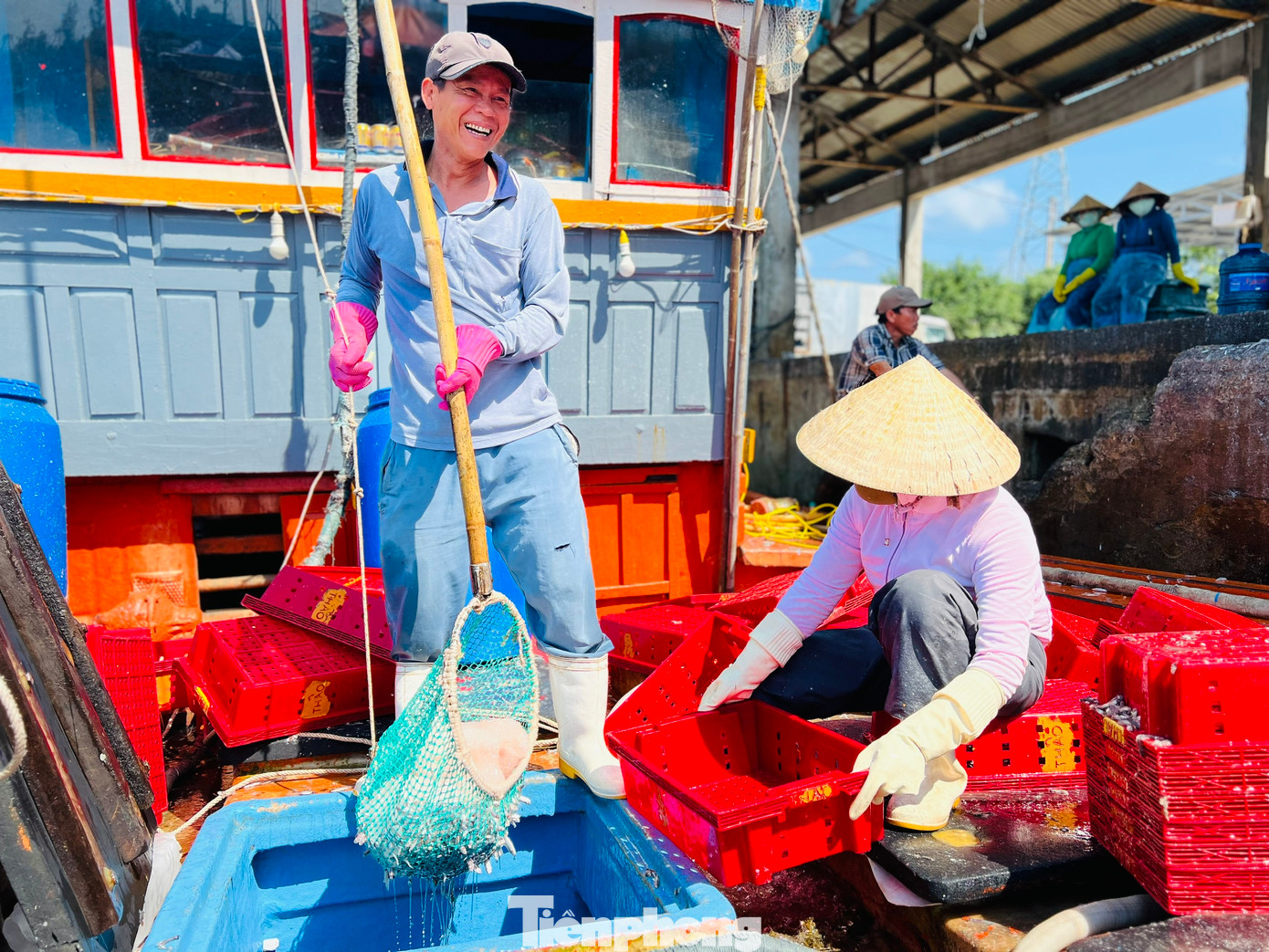 Theo các ngư dân ở Tịnh Kỳ, khoảng 16h, các tàu đánh bắt cá cơm sẽ nổ máy vươn khơi cách bờ khoảng 12- 15 hải lý. Trung bình sau một đêm, mỗi tàu khai thác được 7 - 10 tấn cá cơm, cá biệt có tàu trúng gần 20 tấn. Với giá từ 10.000 đồng - 20.000 đồng/kg, tùy vào chất lượng cá mà mỗi tàu thu về từ vài chục triệu đến cả trăm triệu đồng. Ảnh: Nguyễn Ngọc.