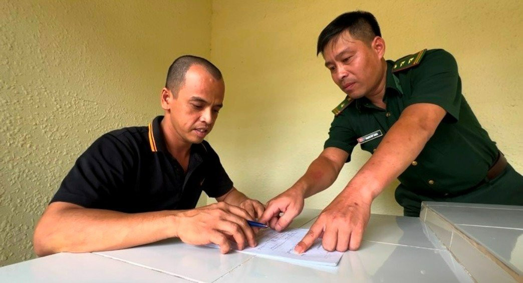 Đối tượng Du Soh Ab Ra Zak tại cơ quan chức năng. Ảnh: Văn Tánh Đối tượng Du Soh Ab Ra Zak tại cơ quan chức năng. Ảnh: Văn Tánh