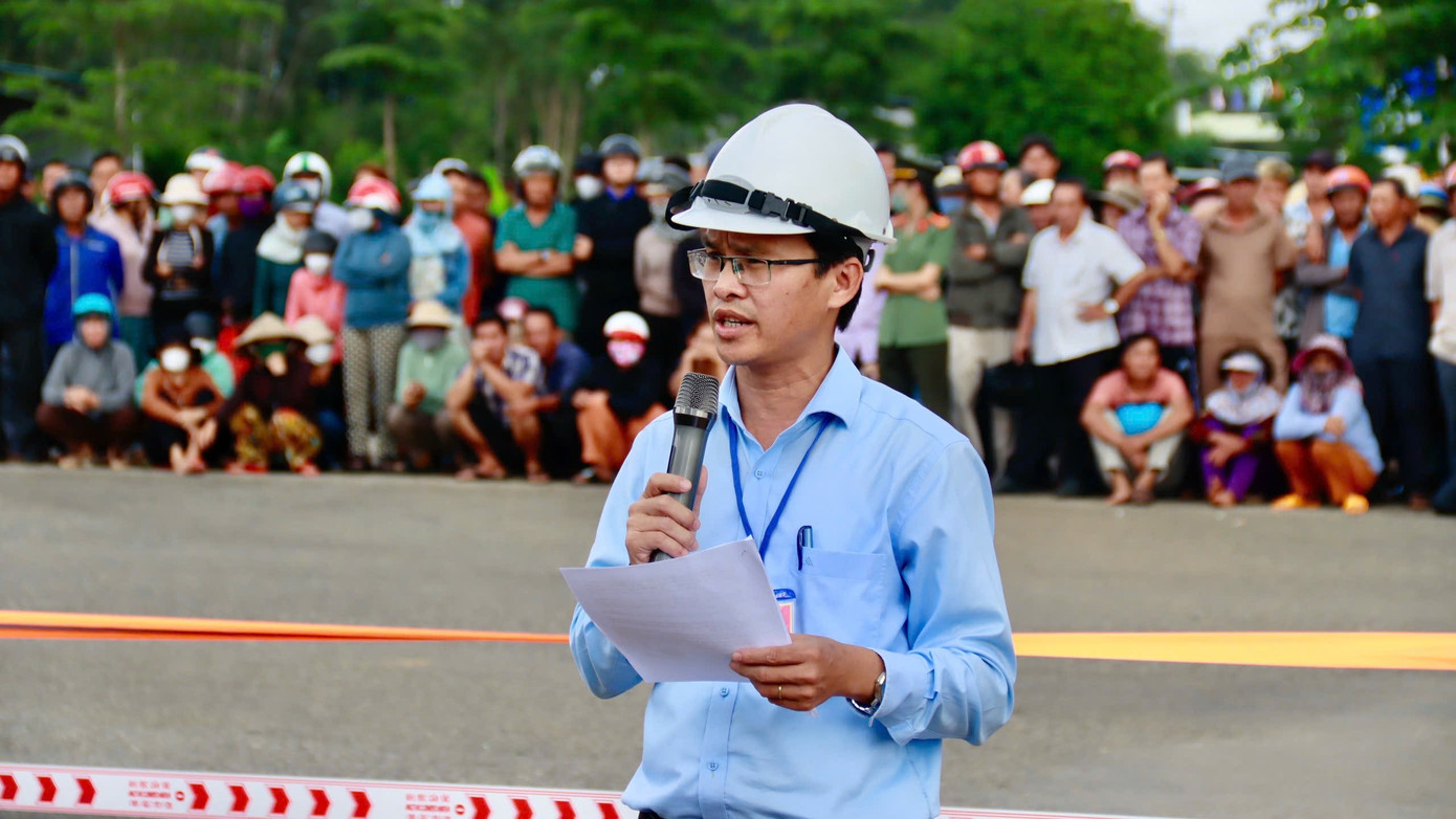 Phó Chủ tịch UBND huyện Bình Sơn (tỉnh Quảng Ngãi) Ung Đình Hiền đọc các quyết định cưỡng chế thu hồi đất của hộ ông B.Đ.T.