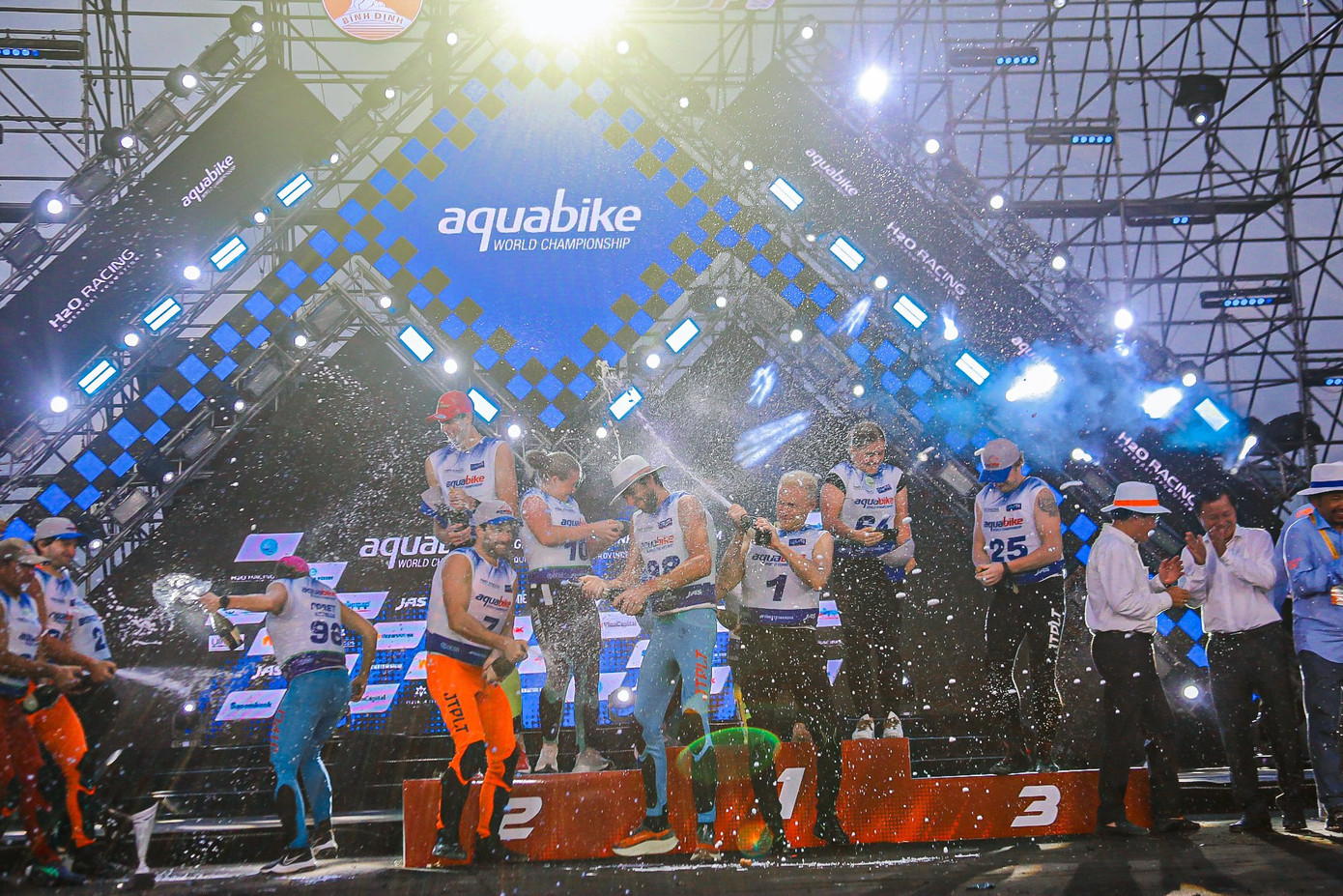 Các tay đua chia sẻ niềm vui trong ngày trao giải.