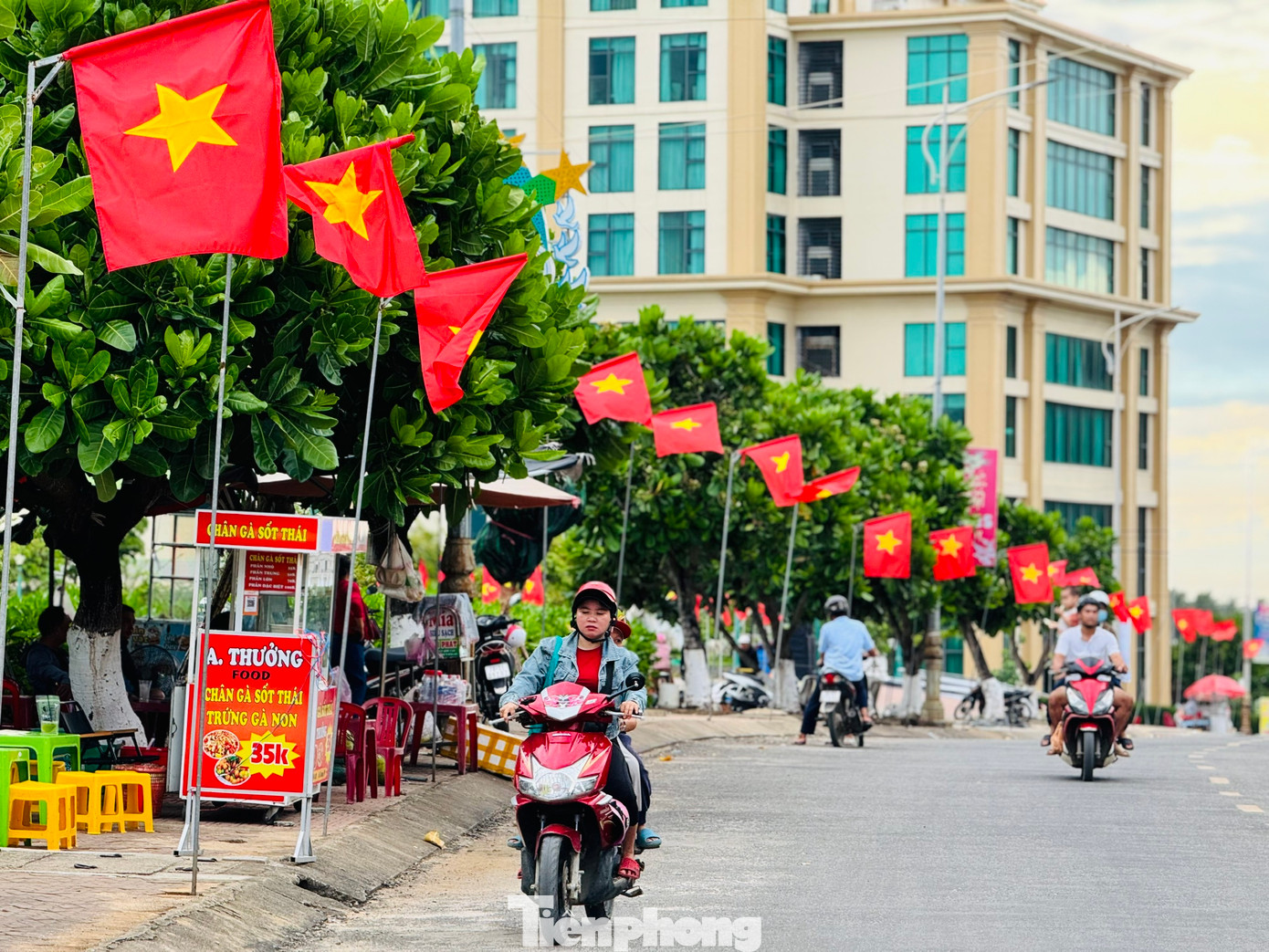 Chỉ còn ít giờ nữa, Lý Sơn sẽ được gọi với cái tên “Đặc khu Lý Sơn”. Chỉ còn ít giờ nữa, Lý Sơn sẽ được gọi với cái tên “Đặc khu Lý Sơn”.