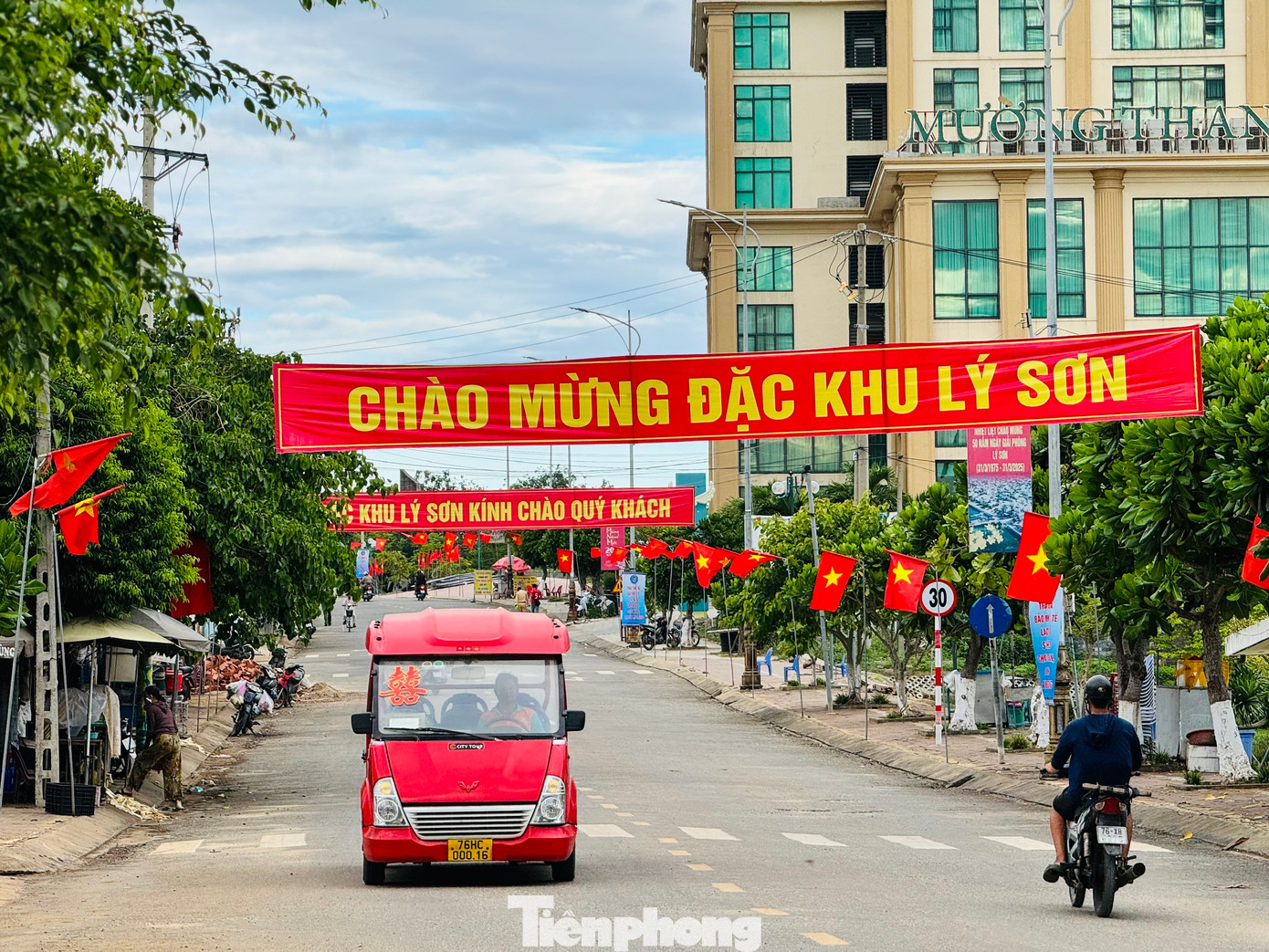 Chỉ còn ít giờ nữa, Lý Sơn sẽ được gọi với cái tên “Đặc khu Lý Sơn”. Chỉ còn ít giờ nữa, Lý Sơn sẽ được gọi với cái tên “Đặc khu Lý Sơn”.