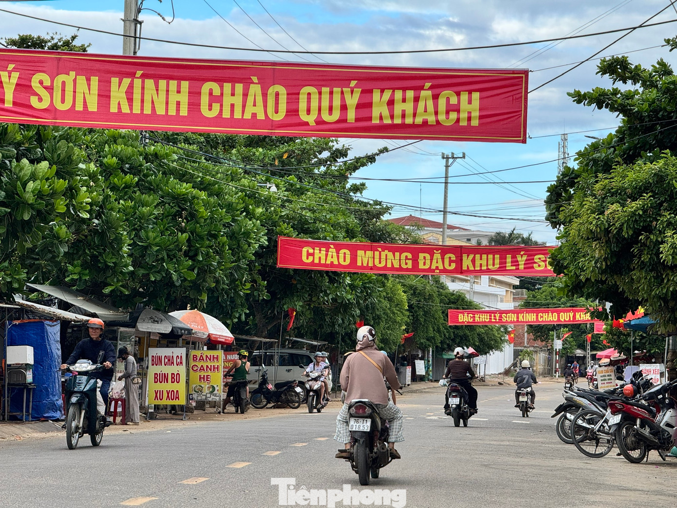 Chỉ còn ít giờ nữa, Lý Sơn sẽ được gọi với cái tên “Đặc khu Lý Sơn”. Chỉ còn ít giờ nữa, Lý Sơn sẽ được gọi với cái tên “Đặc khu Lý Sơn”.