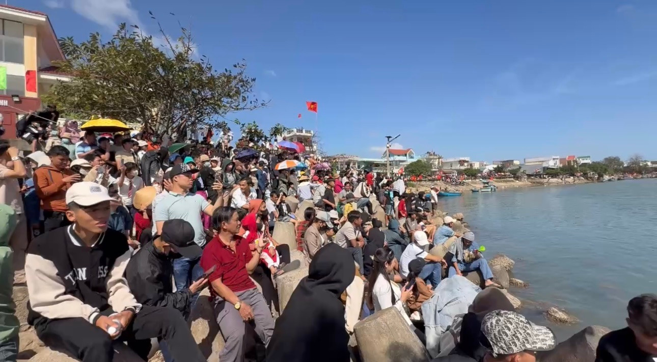 Cả nghìn người chen chân tham gia lễ hội. Cả nghìn người chen chân tham gia lễ hội.