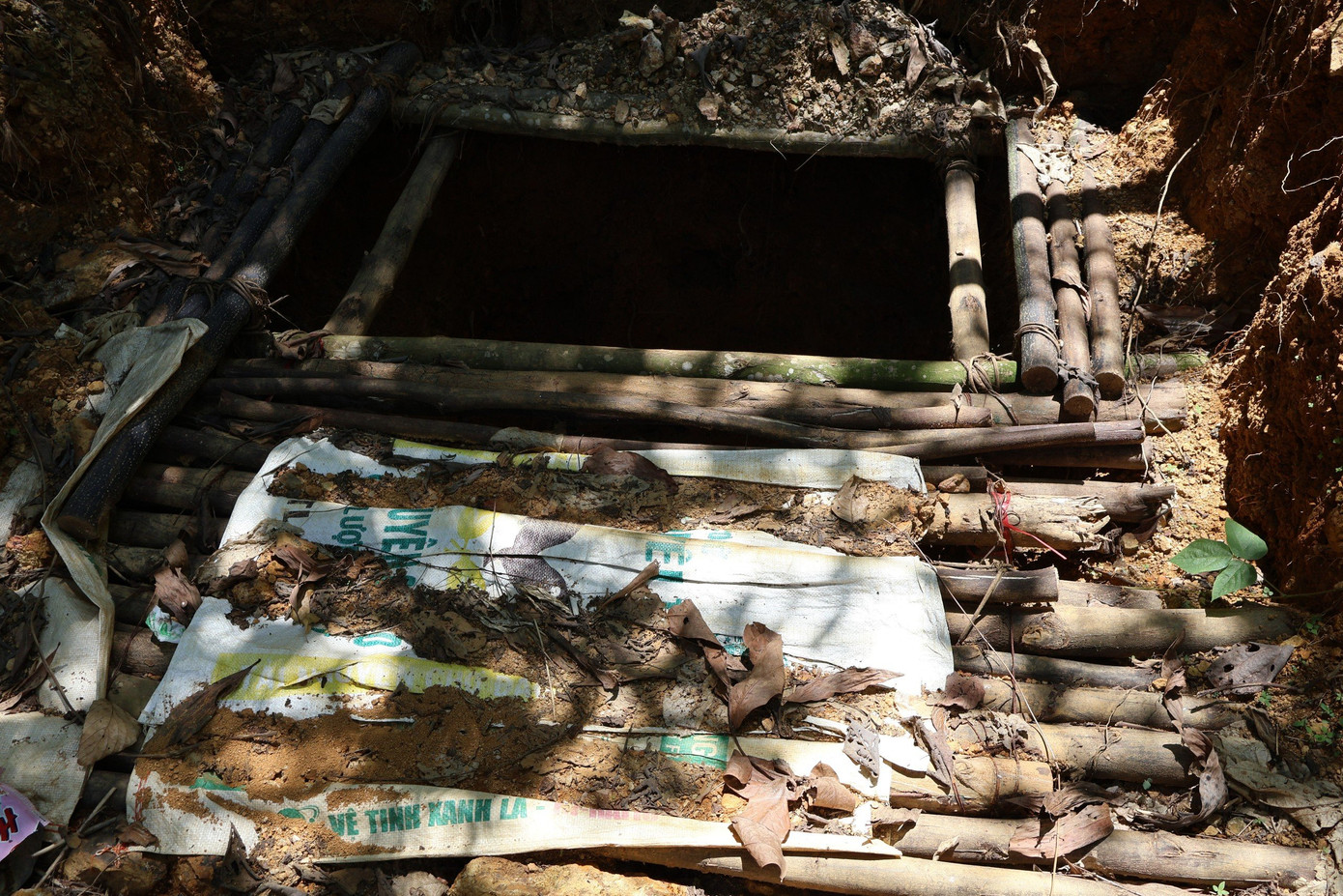 Hầm và các thiết bị đãi vàng trái phép. Ảnh: CA