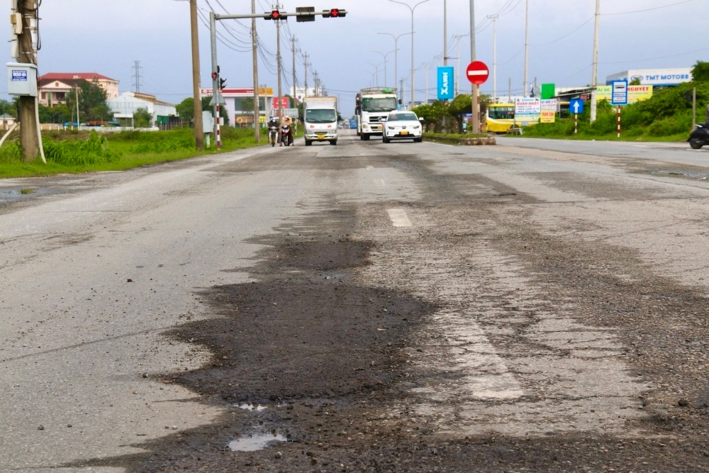 Ổ gà được vá hôm trước thì hôm sau lại bị bong tróc.