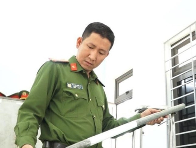 Tuýp sắt mà ông Nhạt dùng để đánh shipper Đạt. Tuýp sắt mà ông Nhạt dùng để đánh shipper Đạt.