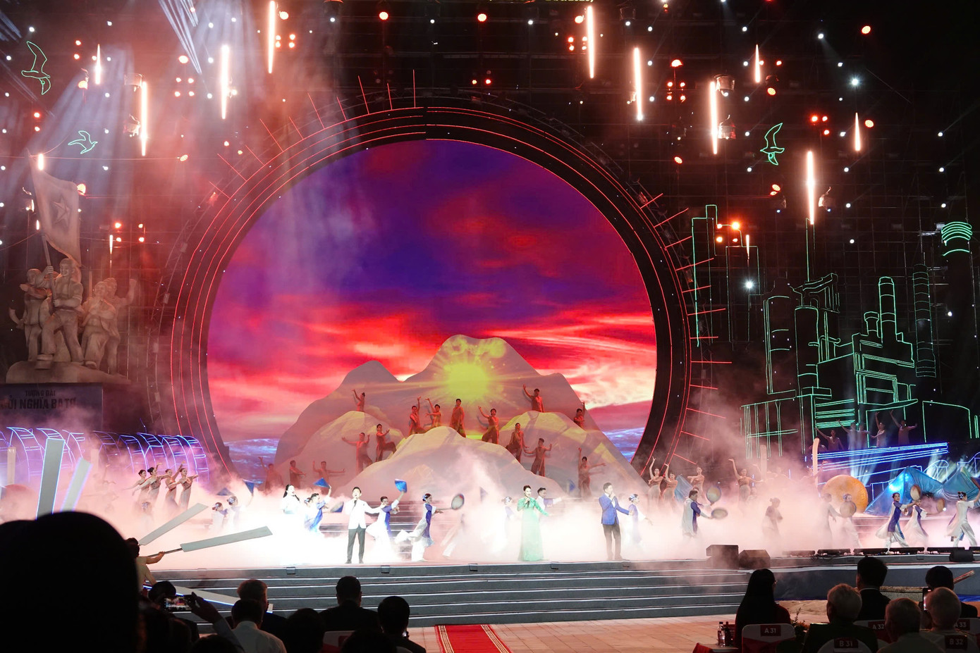 Đông đảo người dân đến dự lễ và xem chương trình nghệ thuật. Đông đảo người dân đến dự lễ và xem chương trình nghệ thuật.