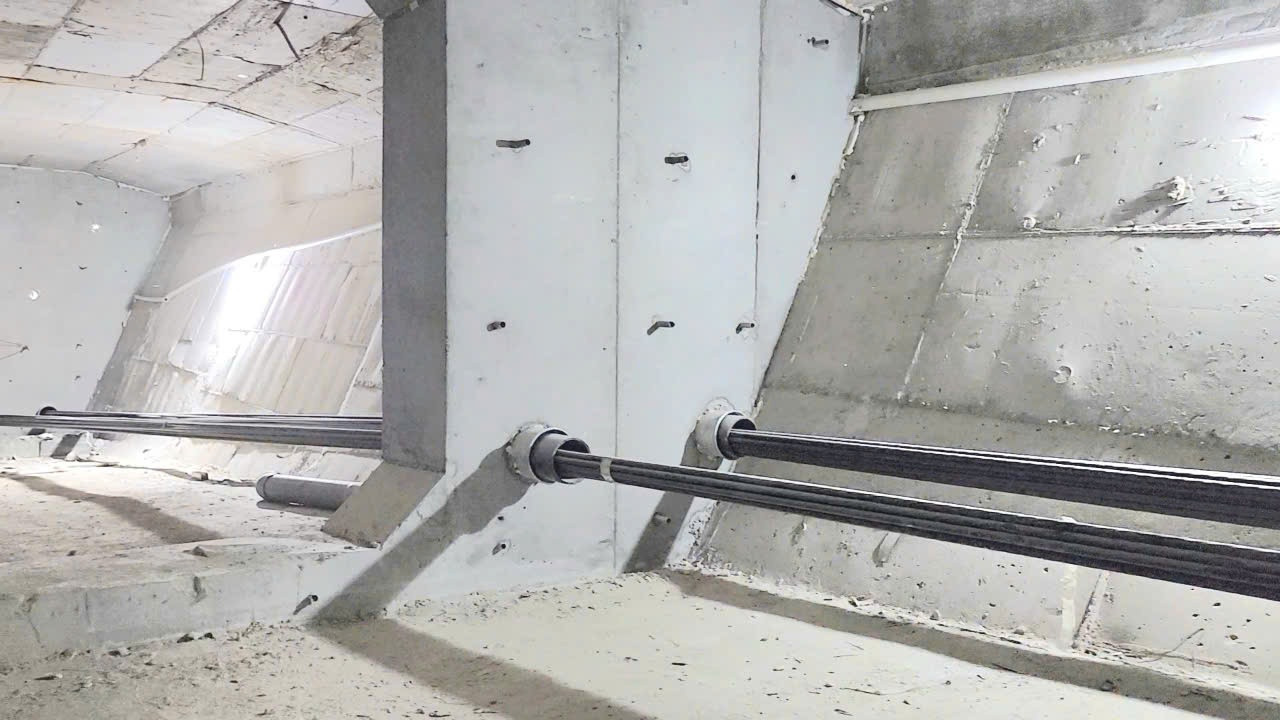 Những bó cáp dự ứng lực được kéo căng ở hai nhịp đối xứng 19 và 23 xuyên qua các vách chuyển hướng ở giữa, từ đó tăng tính chịu lực của cầu, giúp công trình cầu Trà Khúc 2 vận hành ổn định khi đưa vào khai thác trở lại.