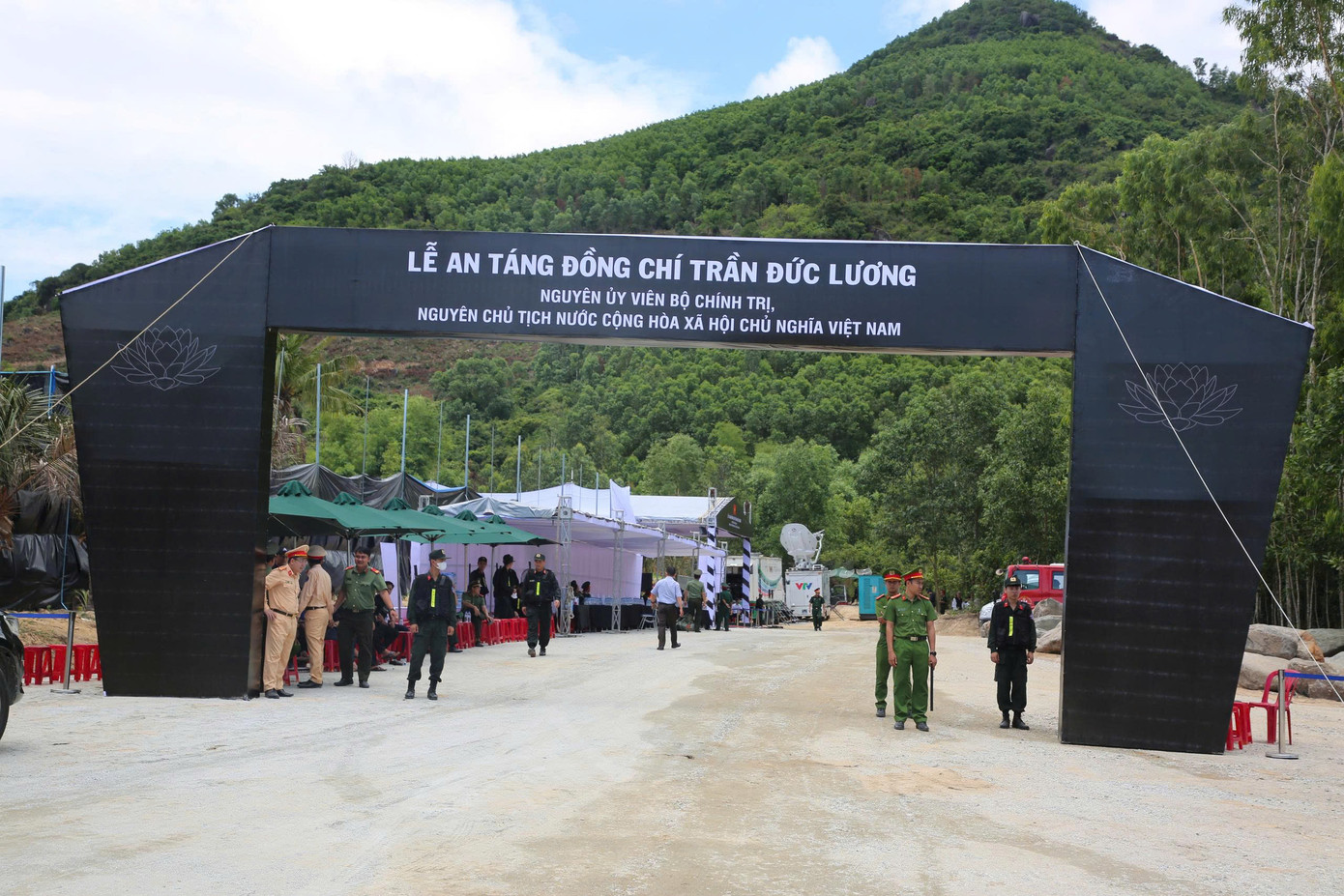 Mọi công tác chuẩn bị tại quê nhà, nơi an nghỉ cuối cùng của nguyên Chủ tịch nước Trần Đức Lương đã hoàn tất. Mọi công tác chuẩn bị tại quê nhà, nơi an nghỉ cuối cùng của nguyên Chủ tịch nước Trần Đức Lương đã hoàn tất.