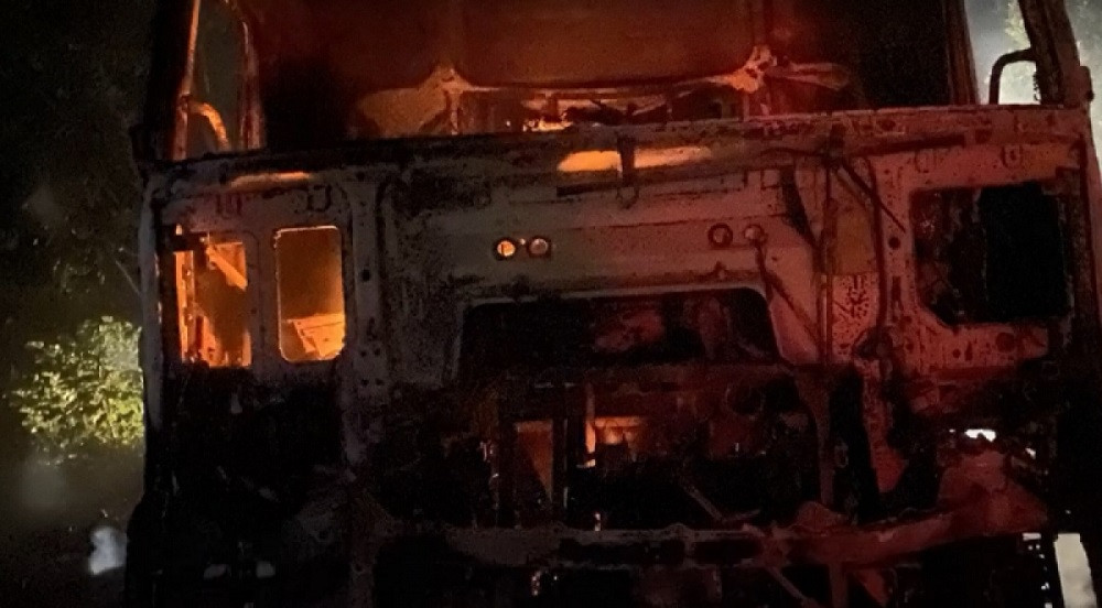 Xe tải bị thiêu rụi hoàn toàn. Ảnh (CA)