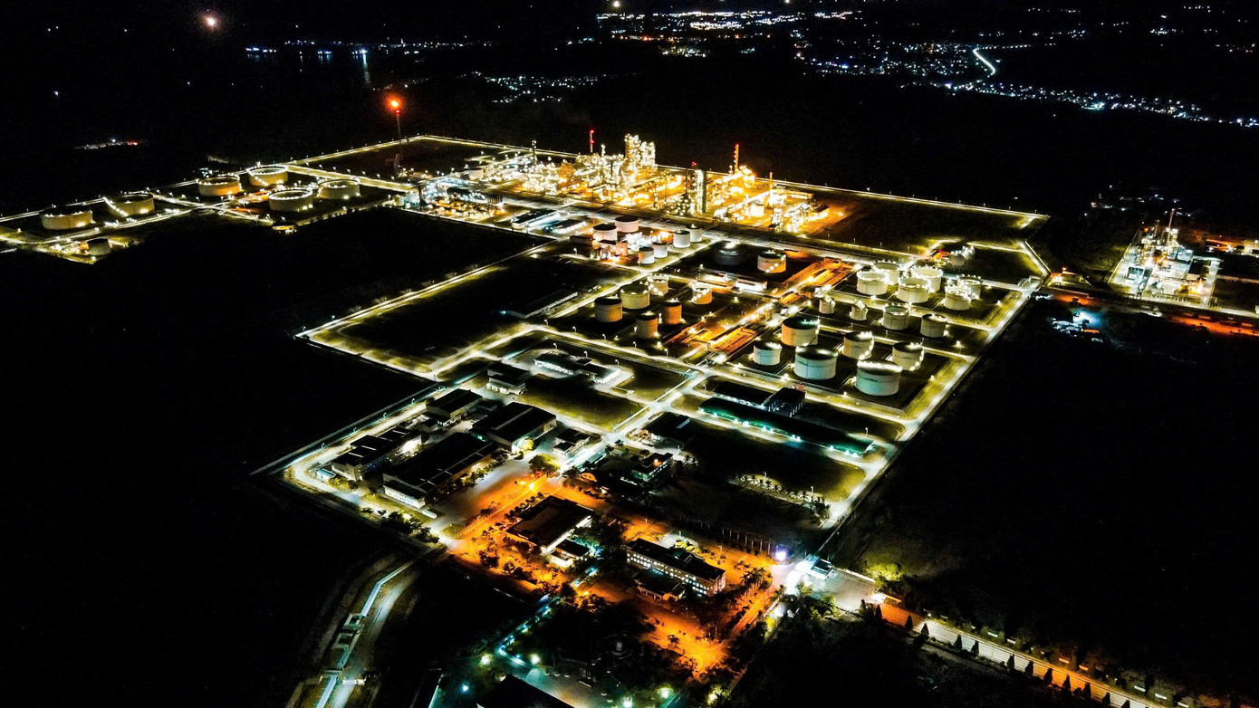 KKT Dung Quất với lọc dầu là lợi thế lớn của Quảng Ngãi. KKT Dung Quất với lọc dầu là lợi thế lớn của Quảng Ngãi.