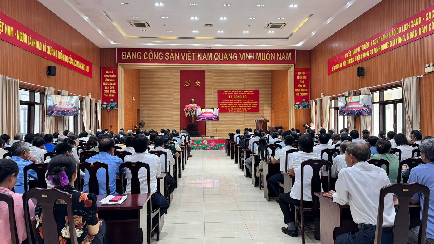 Tại trung tâm hành chính Đặc khu Lý Sơn lễ công bố nghị quyết sáp nhập tỉnh đã diễn ra trong không khí trang nghiêm. Tại trung tâm hành chính Đặc khu Lý Sơn lễ công bố nghị quyết sáp nhập tỉnh đã diễn ra trong không khí trang nghiêm.