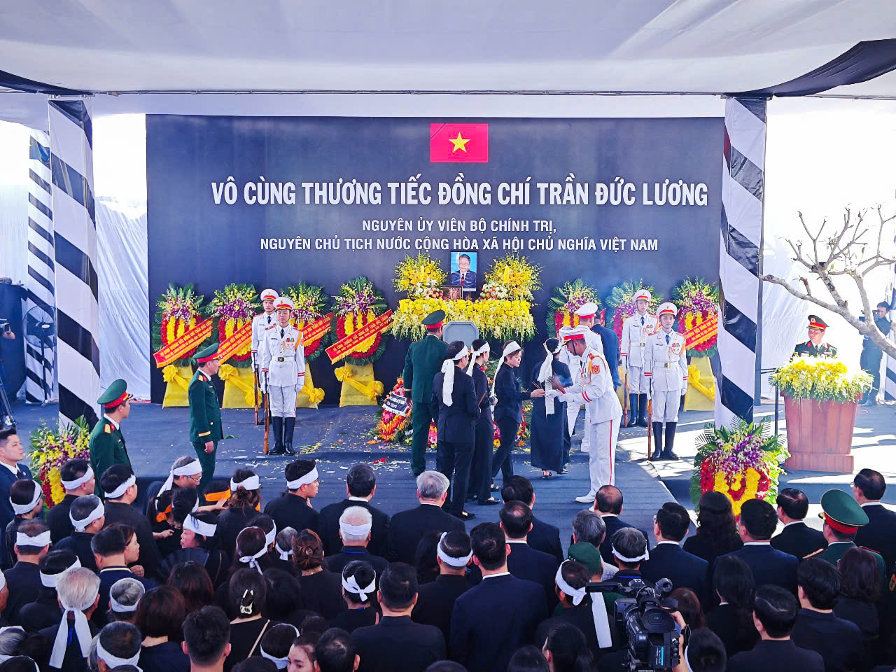 Phát biểu tại lễ an táng, ông Nguyễn Hòa Bình - Phó Thủ tướng Chính phủ, Trưởng Ban tổ chức lễ tang - cho biết, trong những ngày vừa qua, Lễ Quốc tang nguyên Chủ tịch nước Trần Đức Lương đã nhận được tình cảm quý trọng và niềm tiếc thương vô hạn của các đồng chí lãnh đạo, nguyên lãnh đạo Đảng, Nhà nước, Mặt trận Tổ quốc Việt Nam, của đồng bào, đồng chí và bạn bè quốc tế.