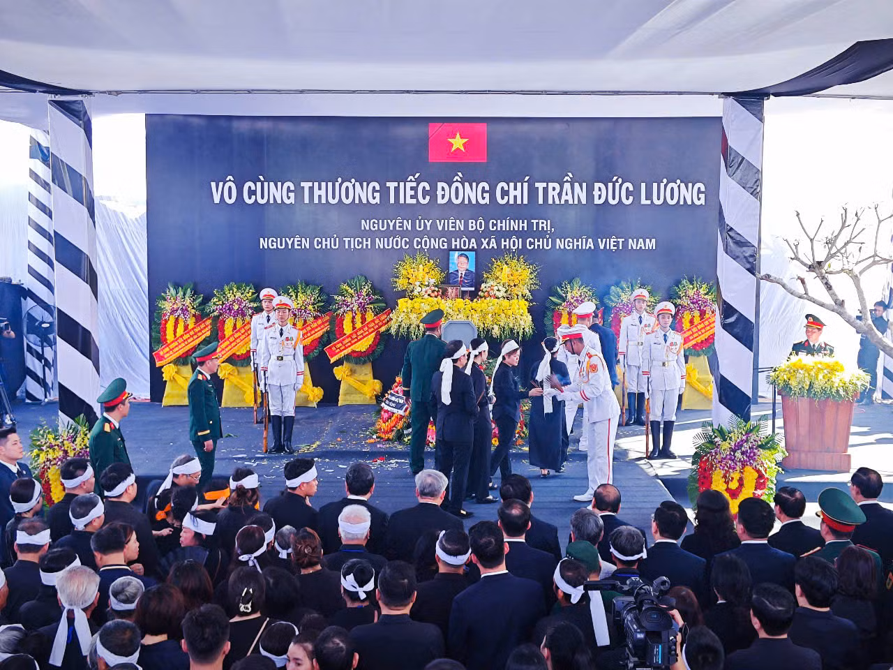 Phát biểu tại lễ an táng, ông Nguyễn Hòa Bình - Phó Thủ tướng Chính phủ, Trưởng Ban tổ chức lễ tang - cho biết, trong những ngày vừa qua, Lễ Quốc tang nguyên Chủ tịch nước Trần Đức Lương đã nhận được tình cảm quý trọng và niềm tiếc thương vô hạn của các đồng chí lãnh đạo, nguyên lãnh đạo Đảng, Nhà nước, Mặt trận Tổ quốc Việt Nam, của đồng bào, đồng chí và bạn bè quốc tế.