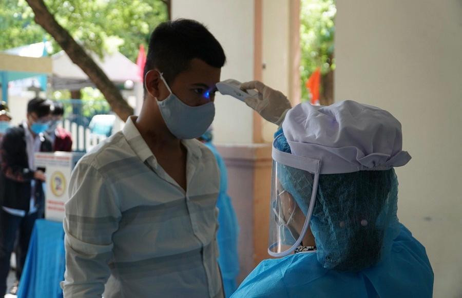 Các điểm thi cũng chuẩn bị đầy đủ nước rửa tay sát khuẩn, khẩu trang, xây dựng phương án phân luồng thí sinh, đảm bảo thí sinh đến thẳng phòng thi không tụ tập đông người trong sân trường. Các điểm thi cũng chuẩn bị đầy đủ nước rửa tay sát khuẩn, khẩu trang, xây dựng phương án phân luồng thí sinh, đảm bảo thí sinh đến thẳng phòng thi không tụ tập đông người trong sân trường.