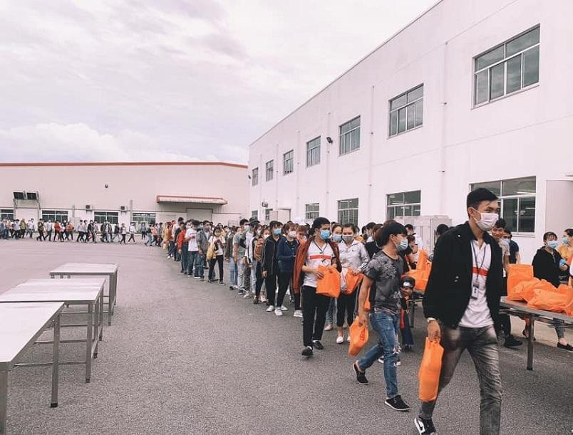 Ngành y tế Quảng Ngãi đang tiến hành truy vết, lấy mẫu xét nghiệm cho 2.400 công nhân của Công ty TNHH Properwell Việt Nam.