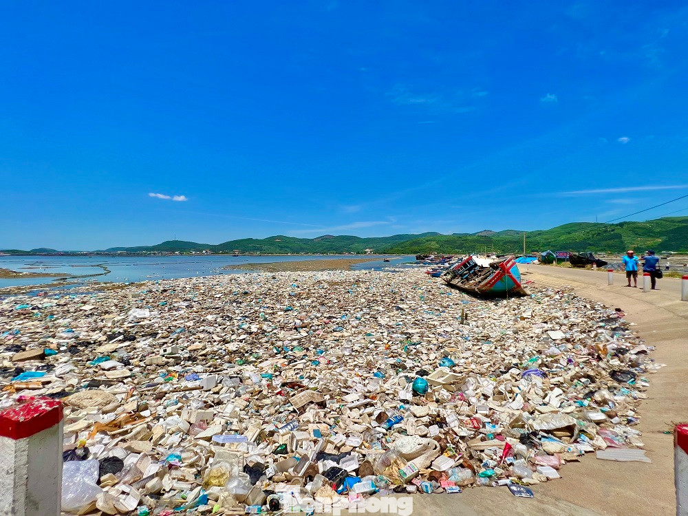 Rác thải chủ yếu là phao xốp, chai nhựa, túi nilon, quần áo, xác động vật… (Ảnh: Nguyễn Ngọc) Rác thải chủ yếu là phao xốp, chai nhựa, túi nilon, quần áo, xác động vật… (Ảnh: Nguyễn Ngọc)