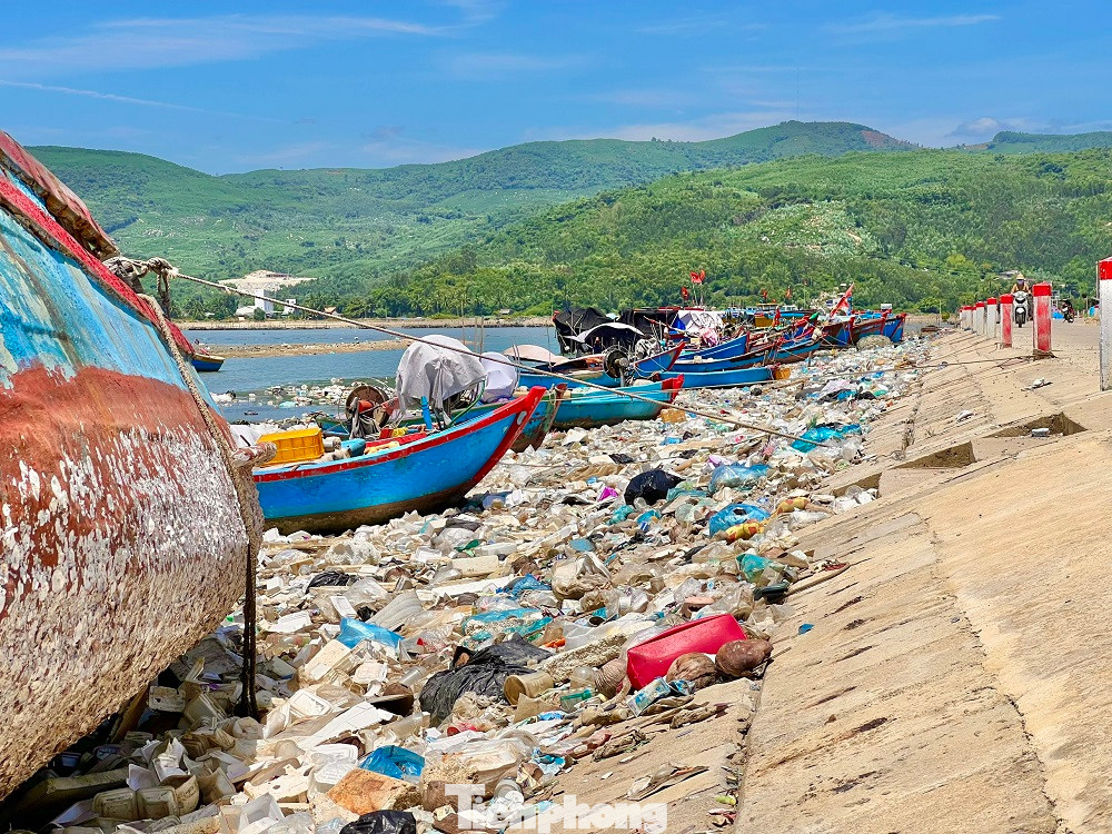 Rác thải bủa vây ảnh hưởng đến cuộc sống của hàng trăm hộ dân. (Ảnh: Nguyễn Ngọc) Rác thải bủa vây ảnh hưởng đến cuộc sống của hàng trăm hộ dân. (Ảnh: Nguyễn Ngọc)