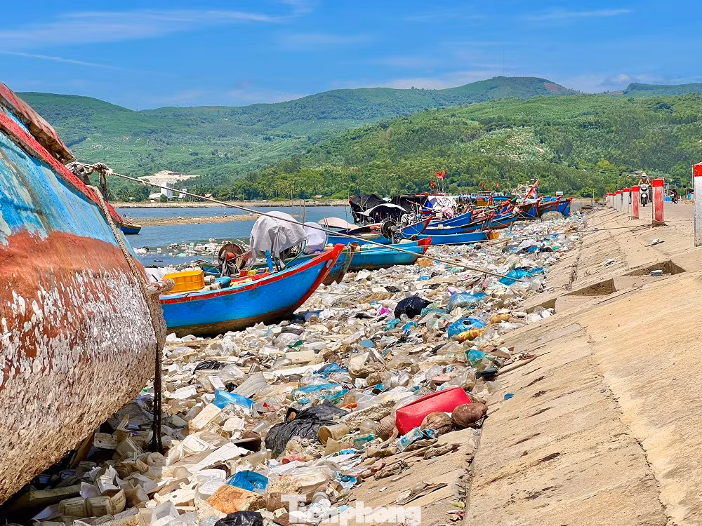 Rác thải bủa vây ảnh hưởng đến cuộc sống của hàng trăm hộ dân. (Ảnh: Nguyễn Ngọc)