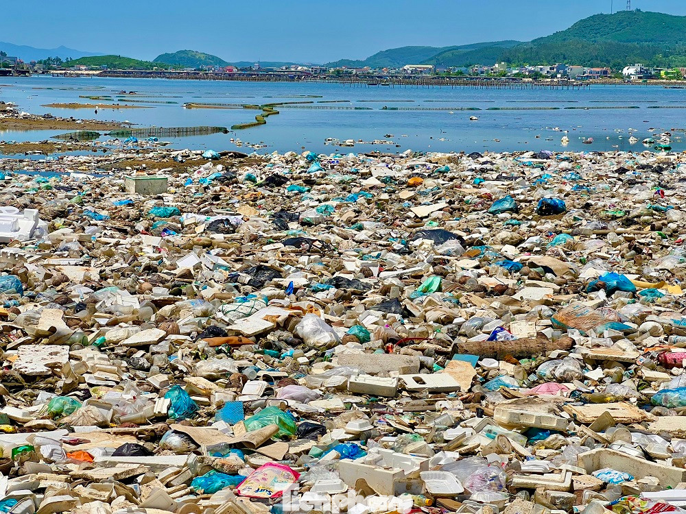 Rác thải chủ yếu là phao xốp, chai nhựa, túi nilon, quần áo, xác động vật… (Ảnh: Nguyễn Ngọc) Rác thải chủ yếu là phao xốp, chai nhựa, túi nilon, quần áo, xác động vật… (Ảnh: Nguyễn Ngọc)