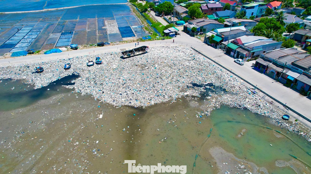 Hàng tấn rác thải tại đầm nước mặn Sa Huỳnh gây ô nhiễm môi trường nghiêm trọng. (Ảnh Nguyễn Ngọc) Hàng tấn rác thải tại đầm nước mặn Sa Huỳnh gây ô nhiễm môi trường nghiêm trọng. (Ảnh Nguyễn Ngọc)