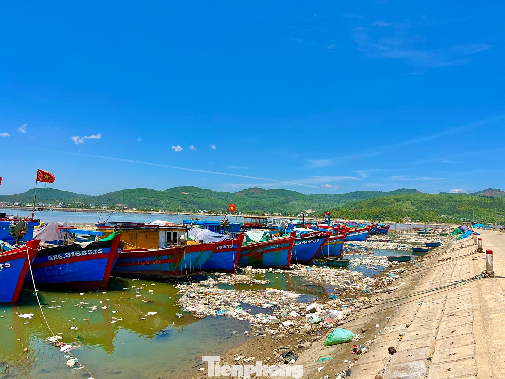 Rác thải bủa vây ảnh hưởng đến cuộc sống của hàng trăm hộ dân. (Ảnh: Nguyễn Ngọc) Rác thải bủa vây ảnh hưởng đến cuộc sống của hàng trăm hộ dân. (Ảnh: Nguyễn Ngọc)