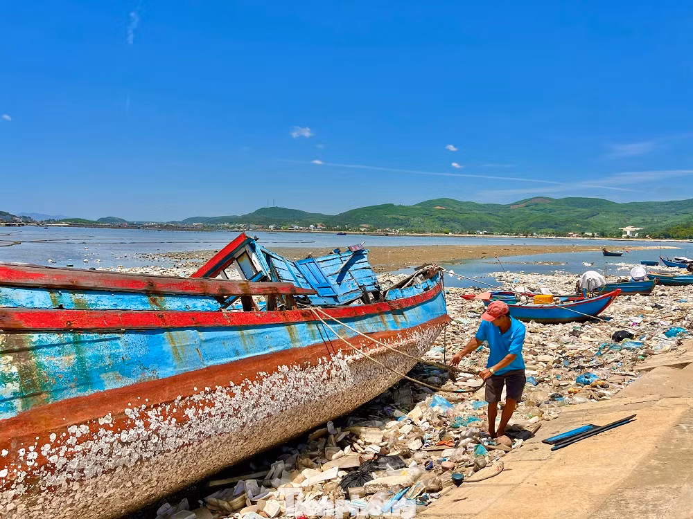 Rác thải bủa vây ảnh hưởng đến cuộc sống của hàng trăm hộ dân. (Ảnh: Nguyễn Ngọc)
