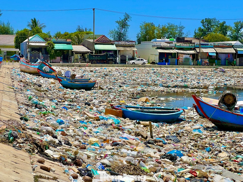 Rác thải bủa vây ảnh hưởng đến cuộc sống của hàng trăm hộ dân. (Ảnh: Nguyễn Ngọc) Rác thải bủa vây ảnh hưởng đến cuộc sống của hàng trăm hộ dân. (Ảnh: Nguyễn Ngọc)