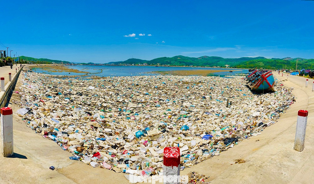 Hàng tấn rác thải tại đầm nước mặn Sa Huỳnh gây ô nhiễm môi trường nghiêm trọng. (Ảnh Nguyễn Ngọc) Hàng tấn rác thải tại đầm nước mặn Sa Huỳnh gây ô nhiễm môi trường nghiêm trọng. (Ảnh Nguyễn Ngọc)