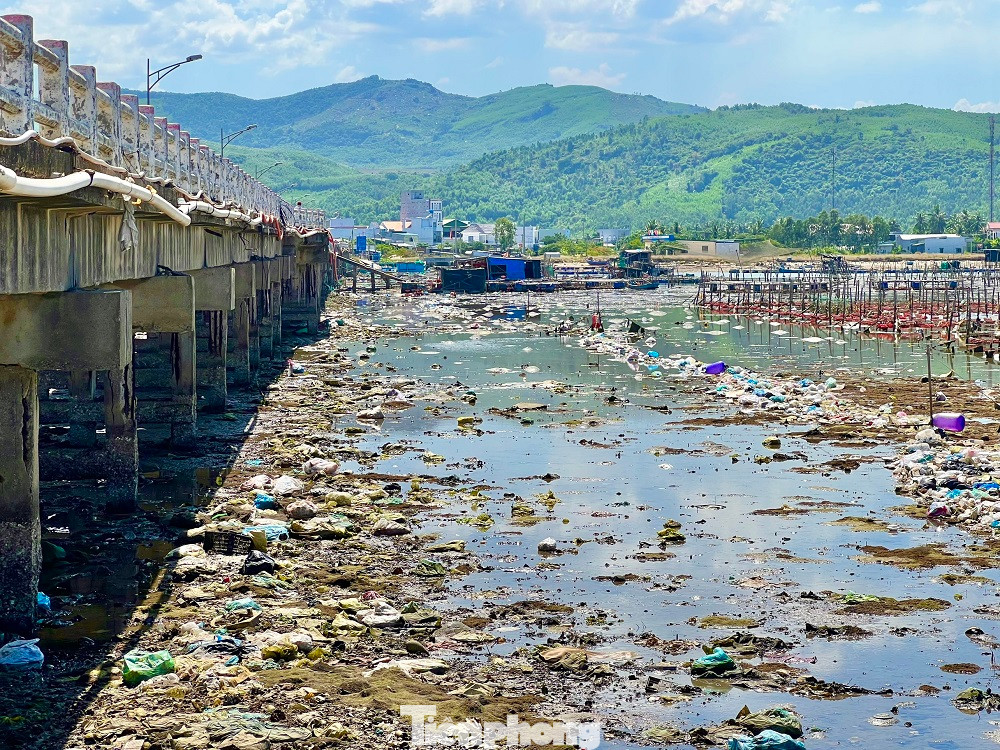 Trời nắng, mùi hôi thối bốc lên càng nồng nặc. (Ảnh: Nguyễn Ngọc) Trời nắng, mùi hôi thối bốc lên càng nồng nặc. (Ảnh: Nguyễn Ngọc)