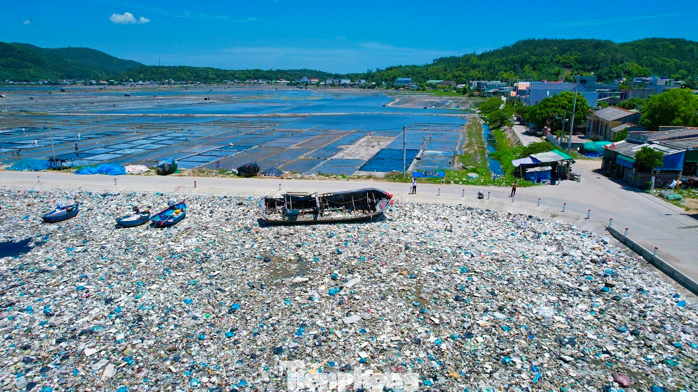 Hàng tấn rác thải tại đầm nước mặn Sa Huỳnh gây ô nhiễm môi trường nghiêm trọng. (Ảnh Nguyễn Ngọc) Hàng tấn rác thải tại đầm nước mặn Sa Huỳnh gây ô nhiễm môi trường nghiêm trọng. (Ảnh Nguyễn Ngọc)