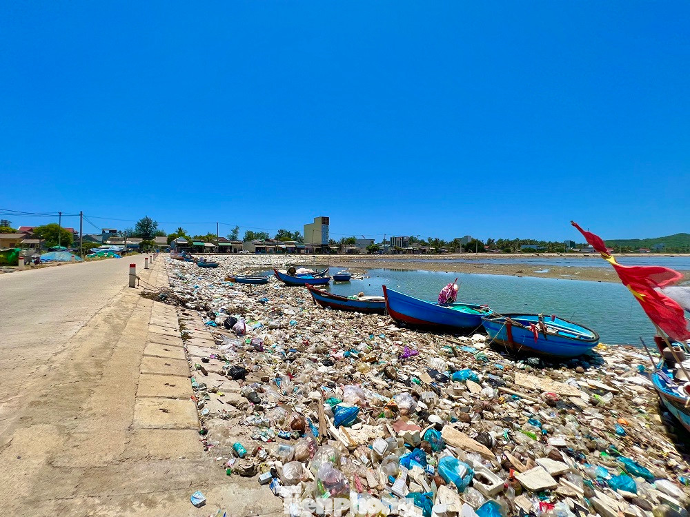 Dọc theo con đường nối các khu dân cư ven đầm nước mặn Sa Huỳnh toàn là rác thải. (Ảnh: Nguyễn Ngọc) Dọc theo con đường nối các khu dân cư ven đầm nước mặn Sa Huỳnh toàn là rác thải. (Ảnh: Nguyễn Ngọc)