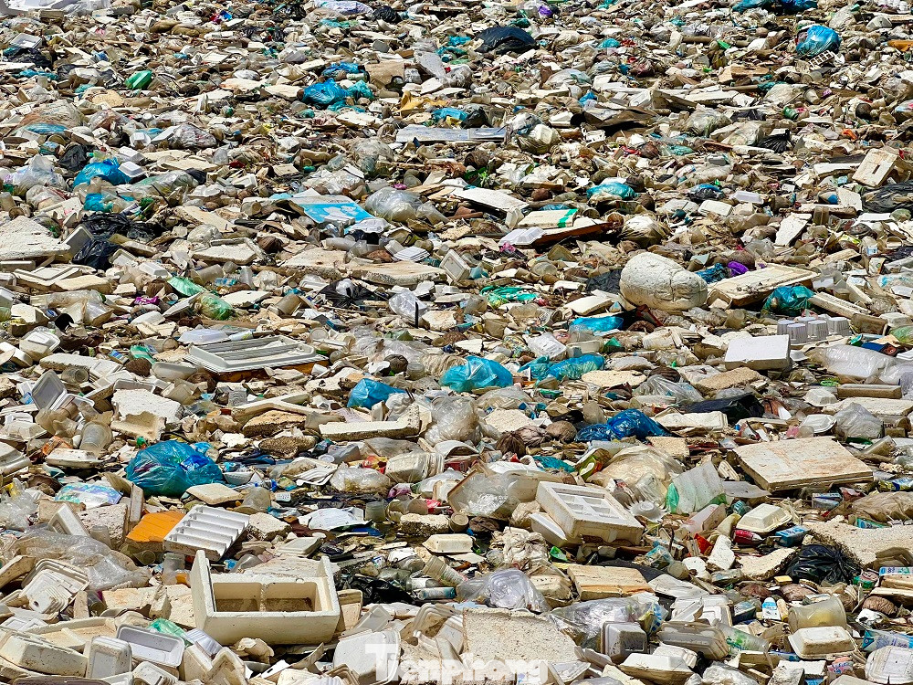 Rác thải chủ yếu là phao xốp, chai nhựa, túi nilon, quần áo, xác động vật… (Ảnh: Nguyễn Ngọc) Rác thải chủ yếu là phao xốp, chai nhựa, túi nilon, quần áo, xác động vật… (Ảnh: Nguyễn Ngọc)