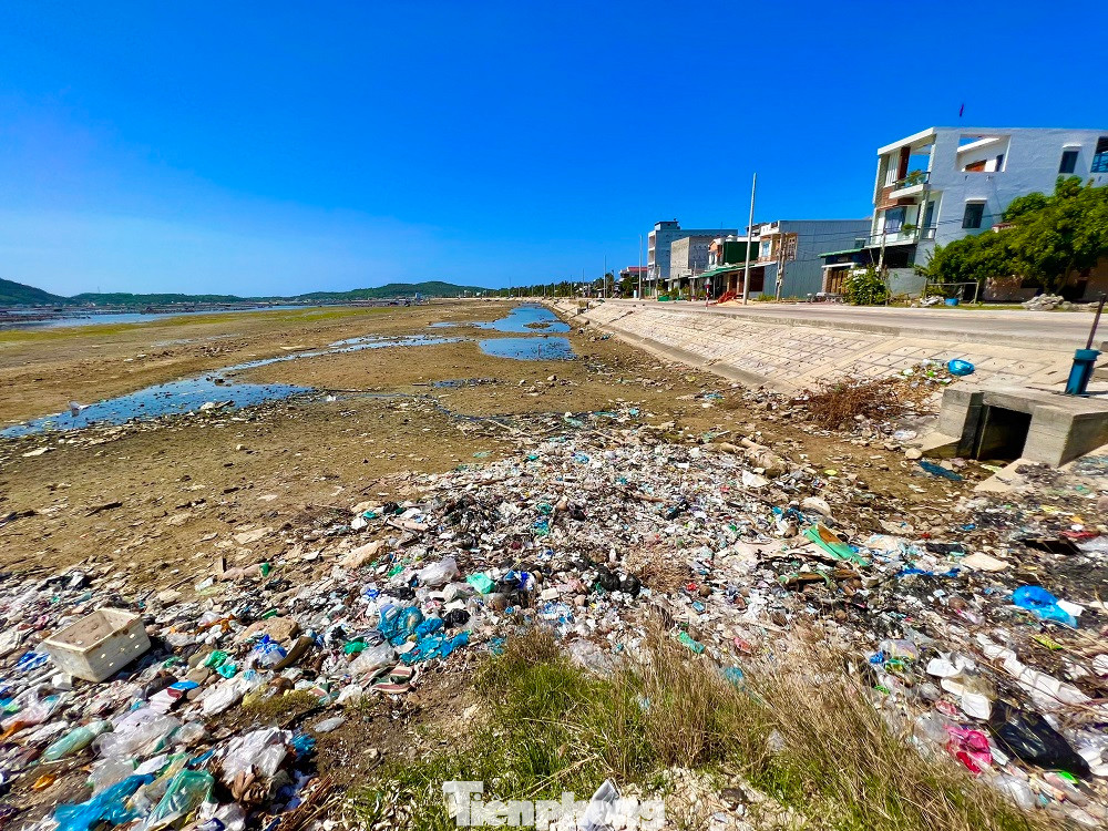 Trời nắng, mùi hôi thối bốc lên càng nồng nặc. (Ảnh: Nguyễn Ngọc) Trời nắng, mùi hôi thối bốc lên càng nồng nặc. (Ảnh: Nguyễn Ngọc)