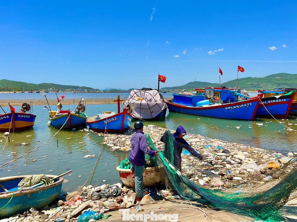 Dọc theo con đường nối các khu dân cư ven đầm nước mặn Sa Huỳnh toàn là rác thải. (Ảnh: Nguyễn Ngọc) Dọc theo con đường nối các khu dân cư ven đầm nước mặn Sa Huỳnh toàn là rác thải. (Ảnh: Nguyễn Ngọc)
