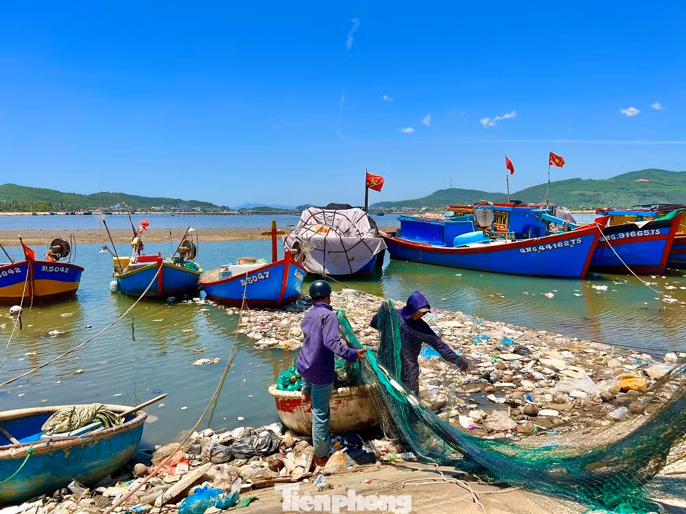 Dọc theo con đường nối các khu dân cư ven đầm nước mặn Sa Huỳnh toàn là rác thải. (Ảnh: Nguyễn Ngọc)