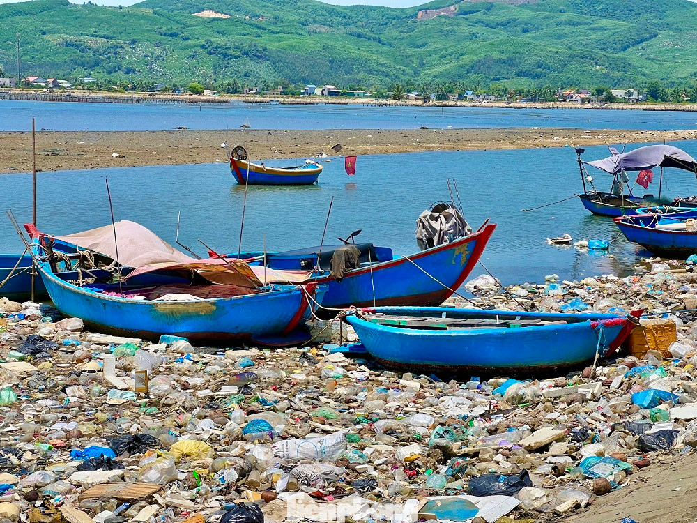 Dọc theo con đường nối các khu dân cư ven đầm nước mặn Sa Huỳnh toàn là rác thải. (Ảnh: Nguyễn Ngọc) Dọc theo con đường nối các khu dân cư ven đầm nước mặn Sa Huỳnh toàn là rác thải. (Ảnh: Nguyễn Ngọc)