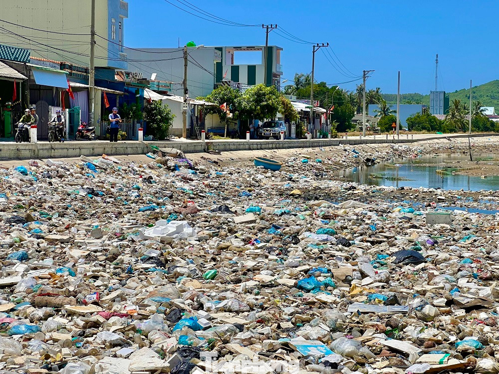 Rác thải chủ yếu là phao xốp, chai nhựa, túi nilon, quần áo, xác động vật… (Ảnh: Nguyễn Ngọc) Rác thải chủ yếu là phao xốp, chai nhựa, túi nilon, quần áo, xác động vật… (Ảnh: Nguyễn Ngọc)